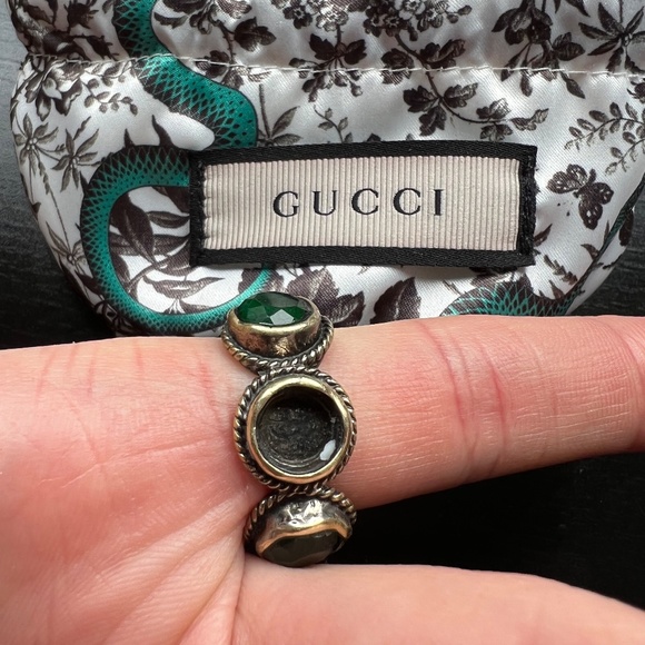 Gucci - Green Crystal/GG Logo Emblem Ring with a Missing Stone - 10.25 - Picture 3 of 8